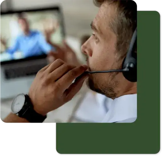 Persona de call center hablando