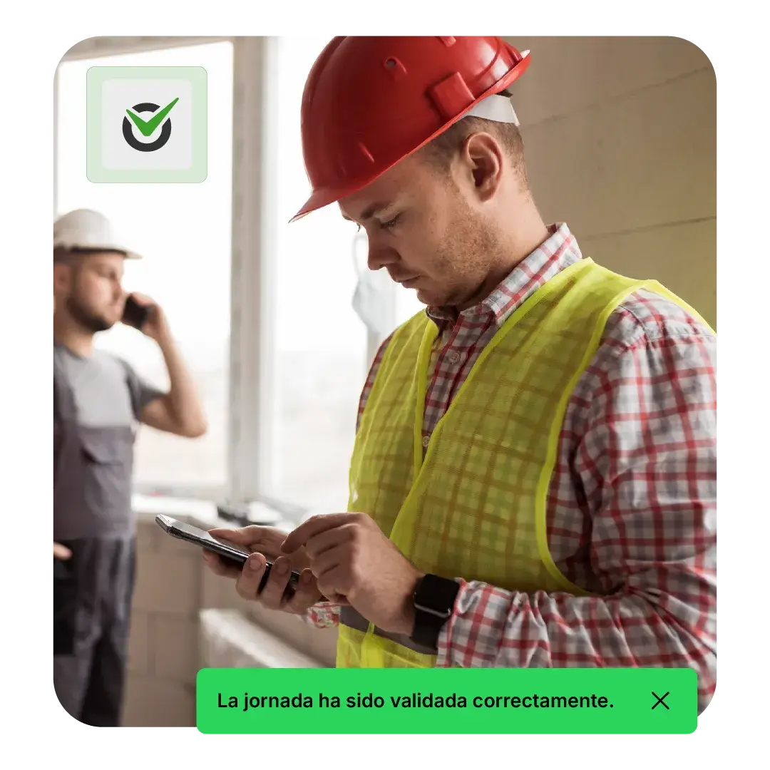 Trabajador fichando con geolocalización desde el móvil